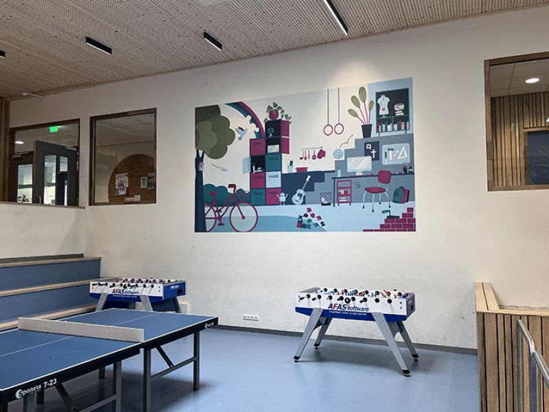 Grote wallprint als eyecatcher in aula Wallprint in aula van school in Amersfoort