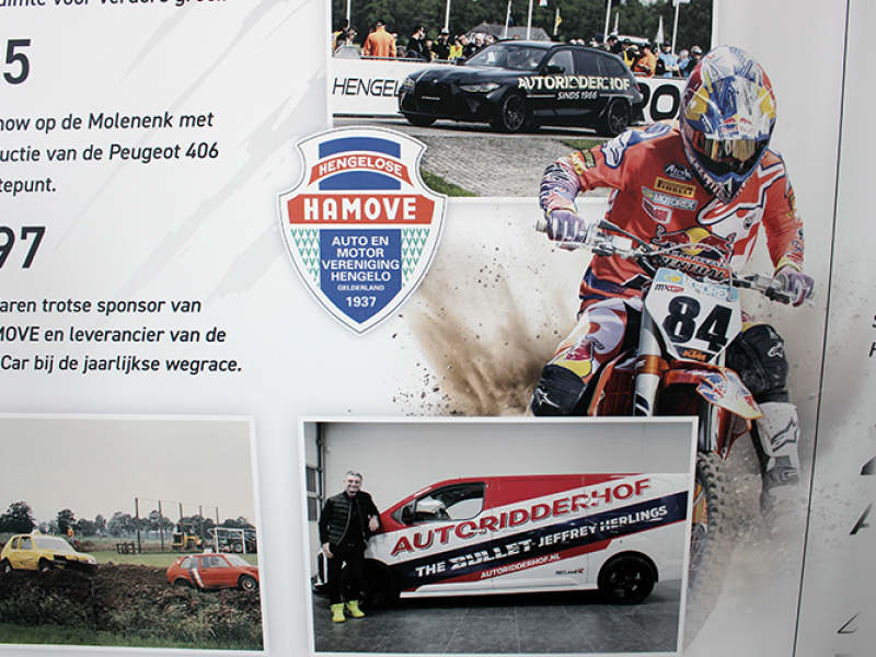 Wallprint met autosport en motocross passie bij Autobedrijf Ridderhof in Hengelo