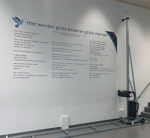 Persoonlijk gedicht als muurprint Wallprint met persoonlijk gedicht op schoolmuur in Amersfoort