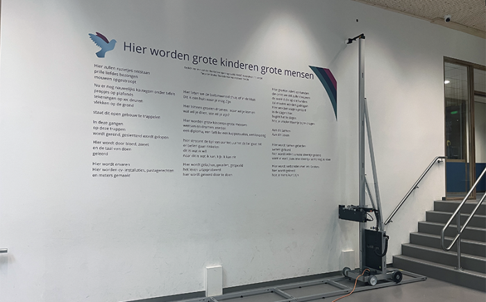 Persoonlijk gedicht als muurprint Wallprint met persoonlijk gedicht op schoolmuur in Amersfoort