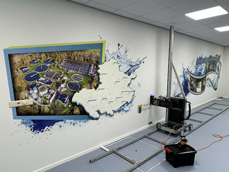 Lange wallprint in educatieve ruimte van waterzuivering