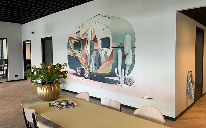 Wallprint caravan design op kantoor muur