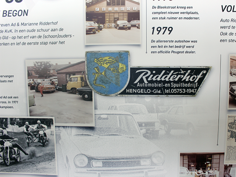 Wanddecoratie met tijdlijn van 60 jaar Autobedrijf Ridderhof in Hengelo