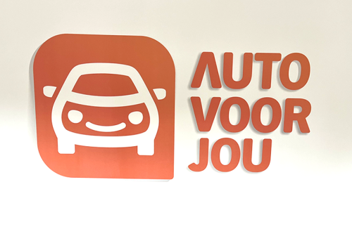 Wanddecoratie met bedrijfslogo in kantoorruimte Oldenzaal