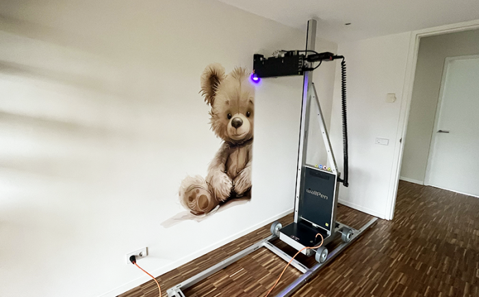 Wanddecoratie teddybeer op muur in kinderkamer