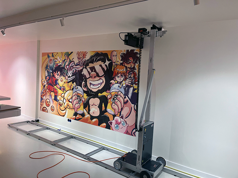 Kleurrijke fotowand met superhelden in bar in Amsterdam