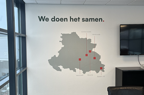 Wandprint met branding in kantoorruimte in Lichtenvoorde