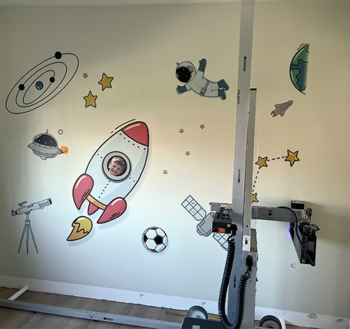 Wandprint ruimtevaart met speelse voetbal in kinderkamer
