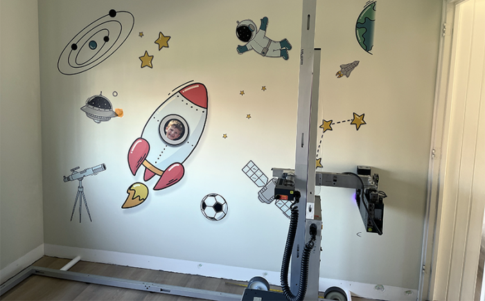 Wandprint ruimtevaart met speelse voetbal in kinderkamer