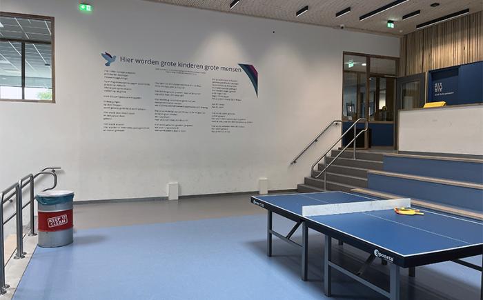 Wanddecoratie met tekst Guido College Wandprint met tekst in aula van Guido College in Amersfoort