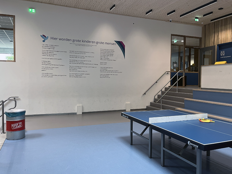 Wanddecoratie met tekst Guido College Wandprint met tekst in aula van Guido College in Amersfoort