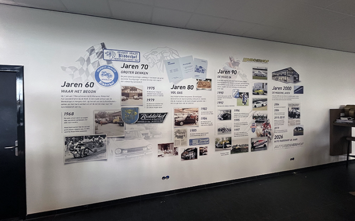 Detail van wandprint jubileum 60 jaar Autobedrijf Ridderhof in showroom Hengelo