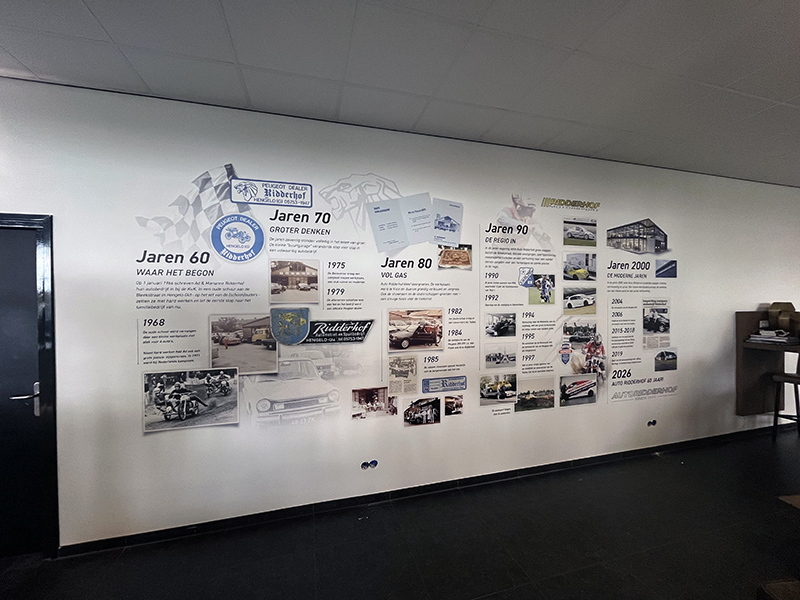 Detail van wandprint jubileum 60 jaar Autobedrijf Ridderhof in showroom Hengelo