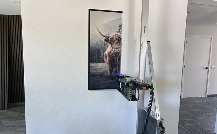Wandprint van Schotse hooglander in landelijke woonkamer