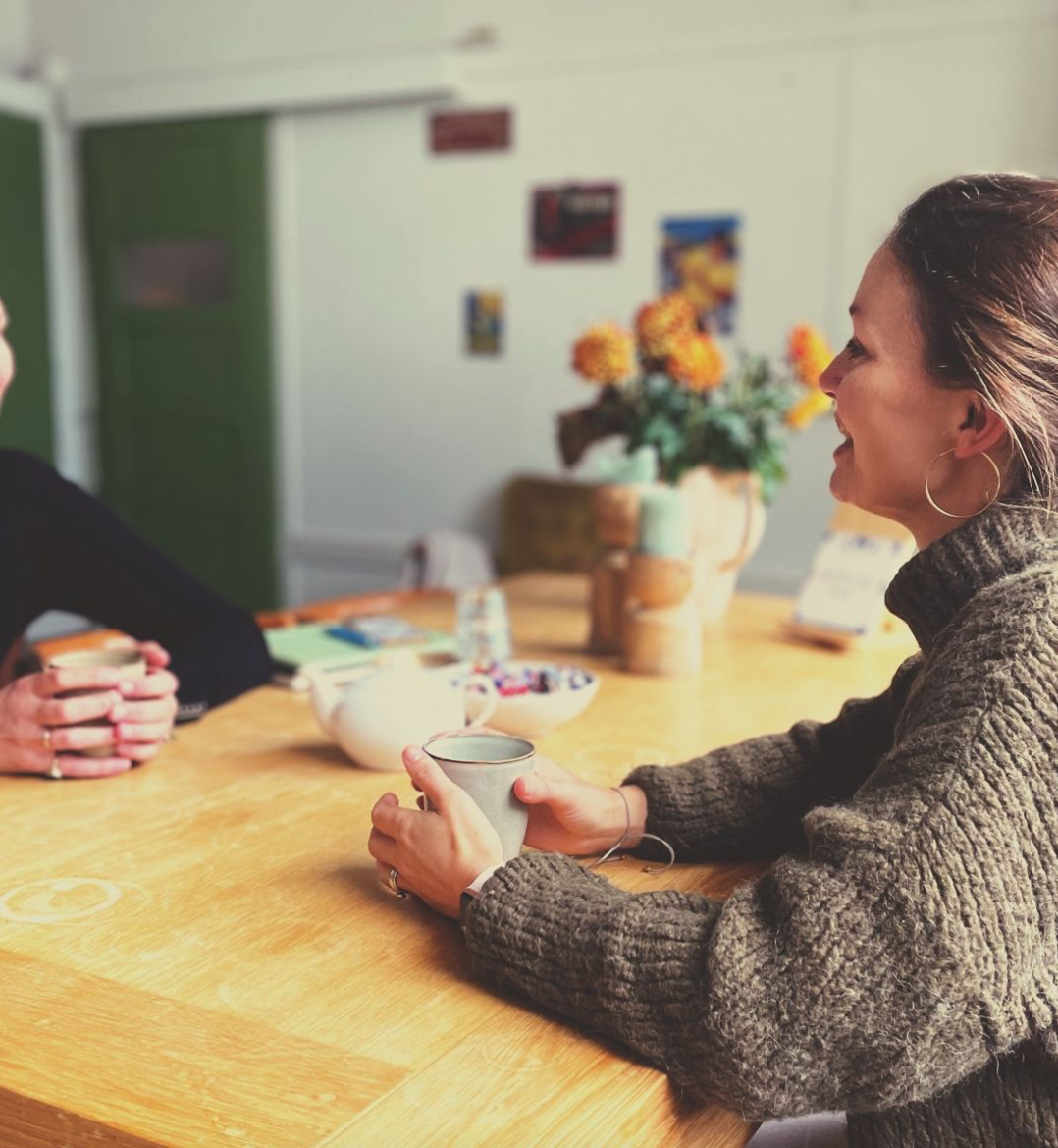 Madelein in gesprek tijdens een coachingsessie