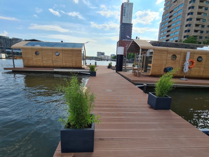 Wikkelboat Rijnhaven- Unieke Locatie In Een Tiny House Op Het Water