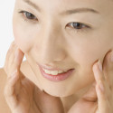 aziatische-vrouw-reinigd-gezicht-cosmetisch-mellacare