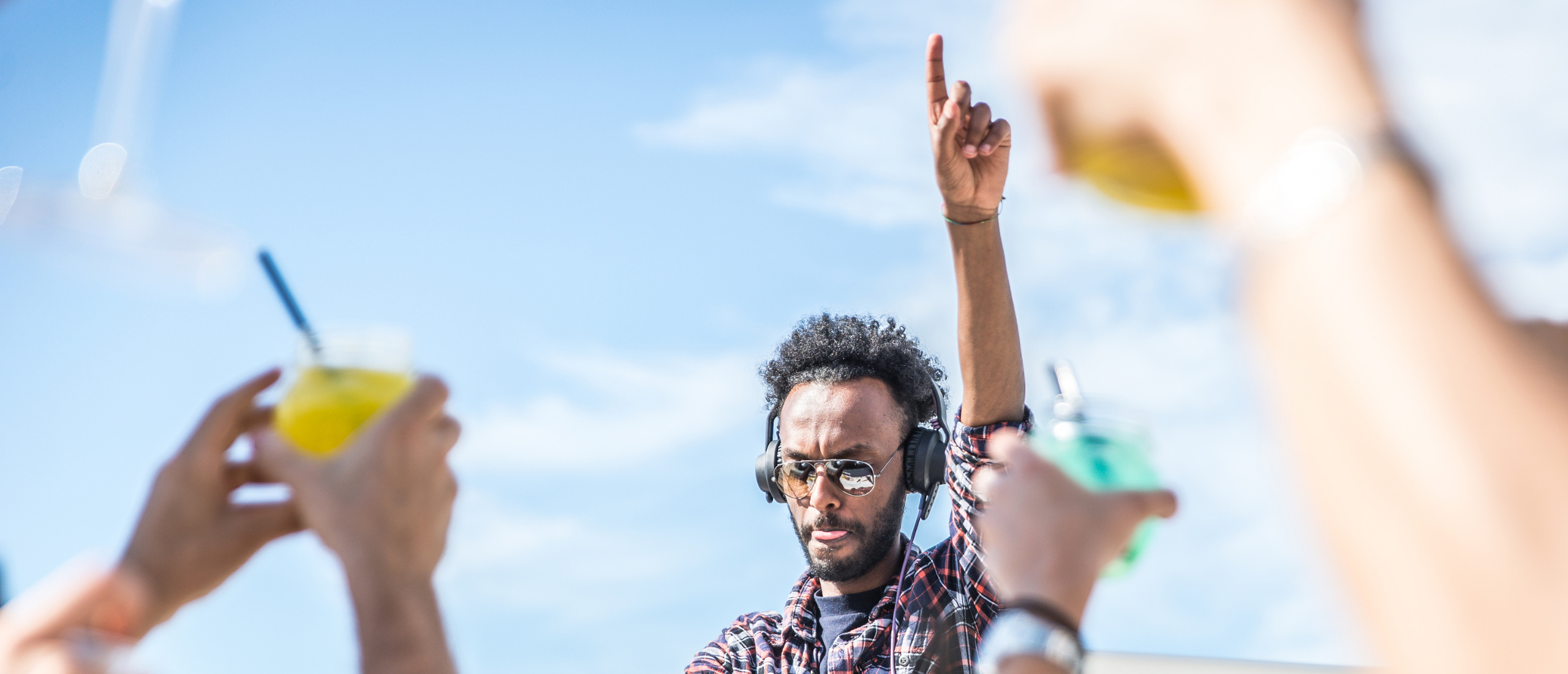 Ibiza party in stjl: DJ muziek en een saxofonist bij uitvaart