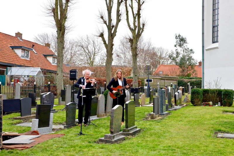 Spelen bij graf viool en gitaar