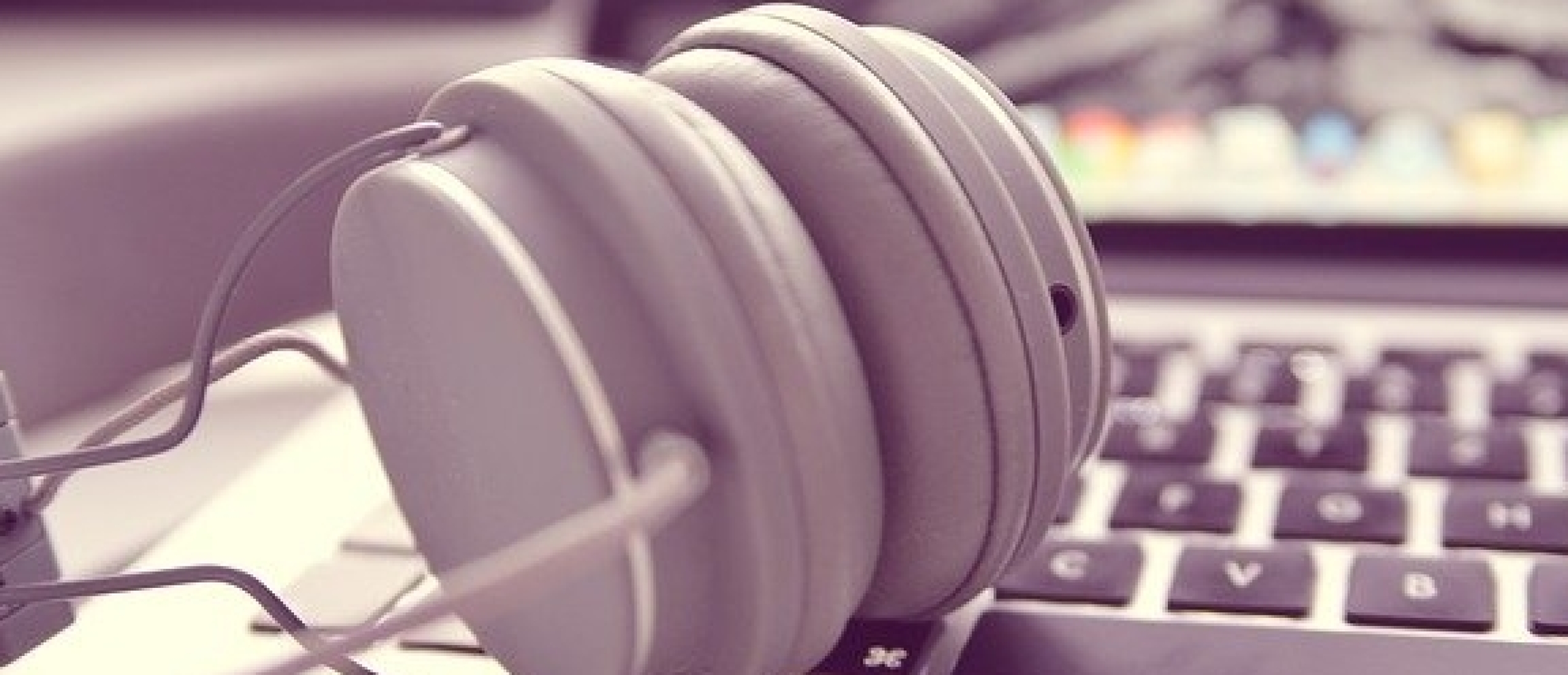 koptelefoon liggend op laptop