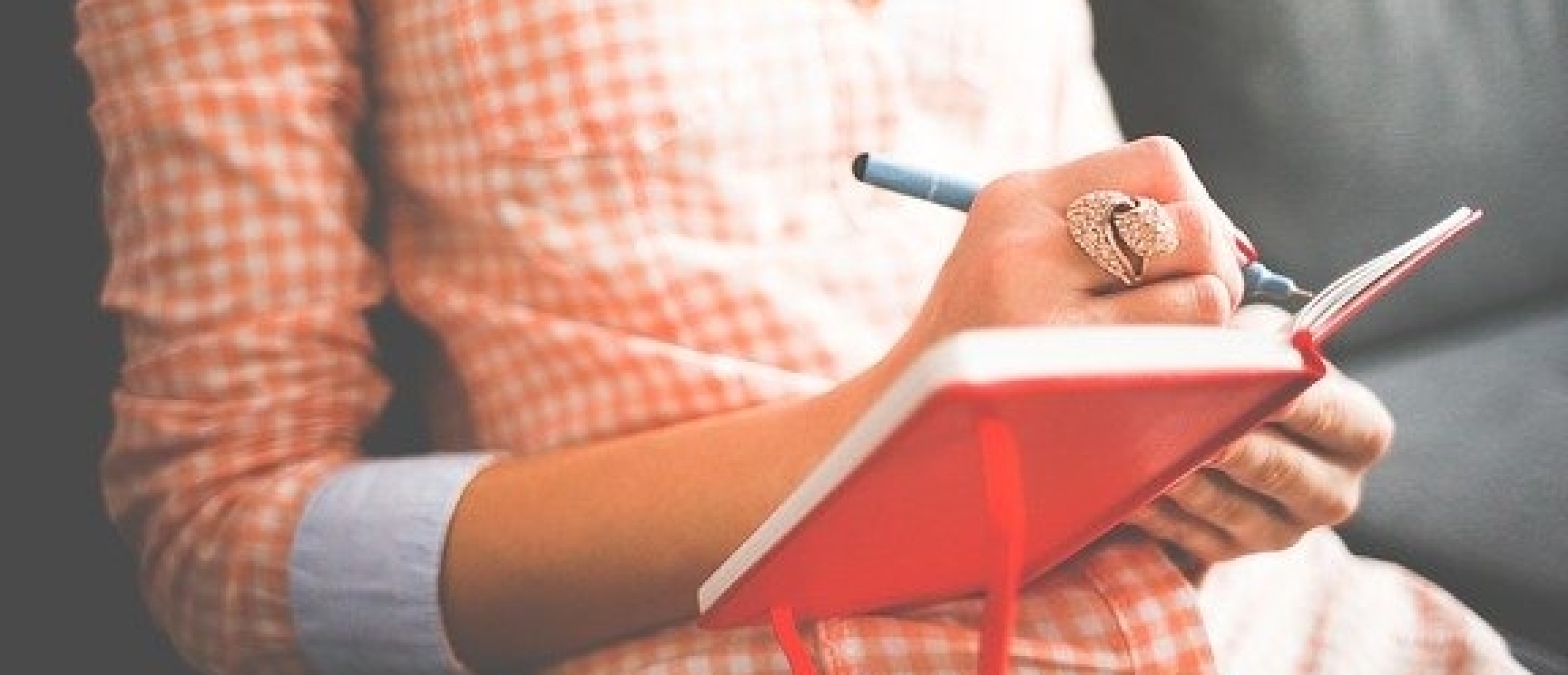 vrouw schrijft in journal notitieboekje