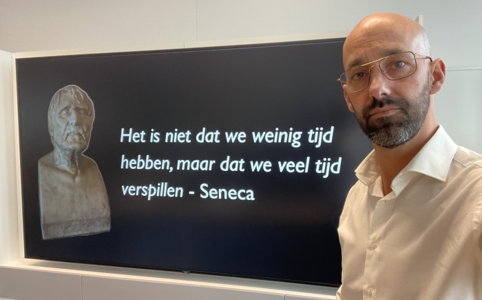 Trainer Max Ohlenschlager met quote van Seneca over tijd