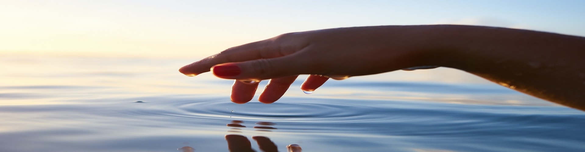 1 hand boven het water