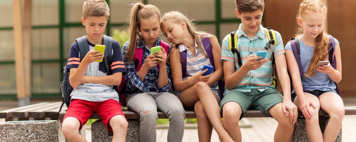 Kinderen spelen meer met hun mobiel dan dat ze buiten spelen