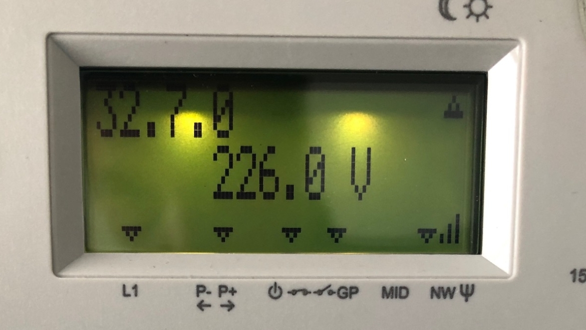 Spanning gemeten met de digitale meter