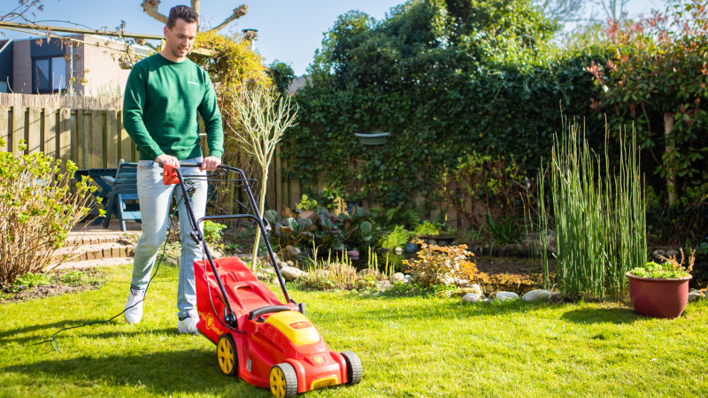 De laatste keer maaien van het gazon in het najaar is essentieel om het gras gezond de winter door te laten komen. Let op de juiste maaihoogte van ongeveer zes centimeter voor optimale wortelbescherming. Gazoneigenaar maait zijn gras voor de laatste keer in het najaar, optimale maaihoogte voor gezond wintergazon