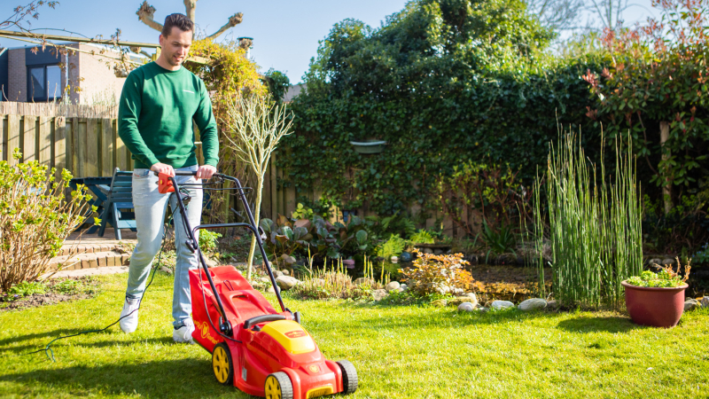 Grasmaaien op de juiste hoogte ondersteunt een stabiele energiebalans van het gras en draagt bij aan gelijkmatige, gezonde grasgroei. Grasmaaien als onderdeel van correct maaigedrag voor gezonde grasgroei.