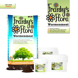 Close-up van wormencompost dat wordt gebruikt om de bodemstructuur van het gazon te verbeteren en kale plekken sneller te laten herstellen.