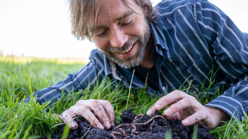 Wormencompost verrijkt de bodem met voedingsstoffen en stimuleert een gezonde groei van je gazon in combinatie met haardas.
