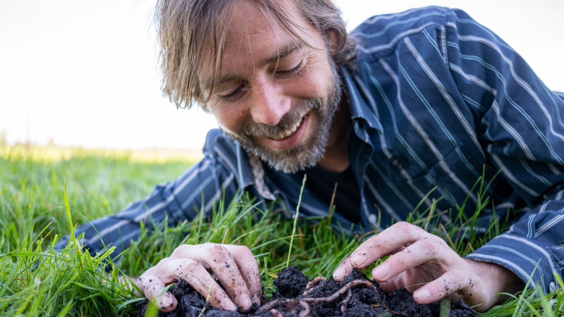 Gazon waarop gecertificeerde wormencompost wordt aangebracht in combinatie met lavagruis om de bodemstructuur te verbeteren en de grasgroei te stimuleren