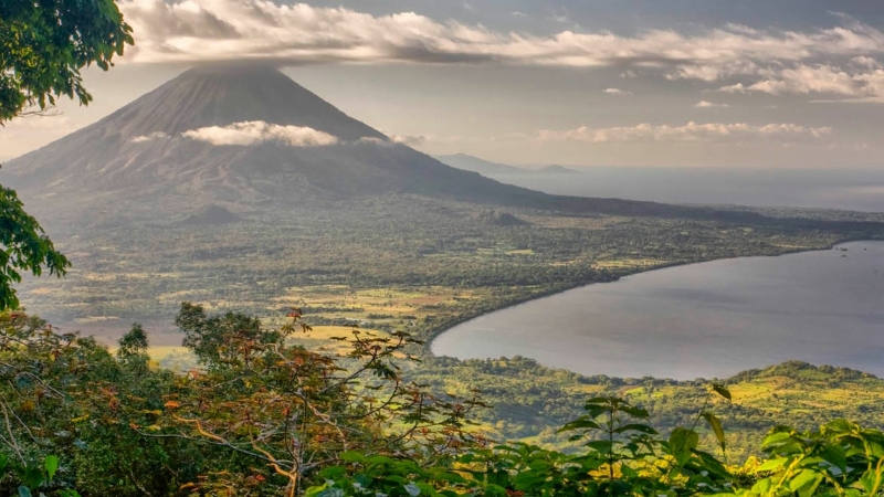 vulkaan met lavagesteente bron van natuurlijke spoorelementen voor bodemverbetering