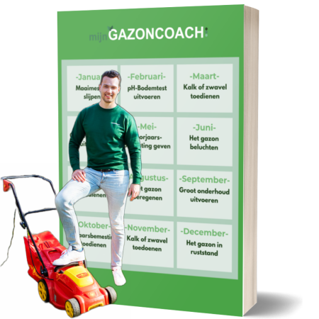 Mock-up van de gratis Gazonkalender 2026 van MijnGazonCoach met een overzicht van de belangrijkste werkzaamheden voor gazononderhoud per maand, waaronder bemesten, bekalken, doorzaaien, verticuteren en gazonherstel.