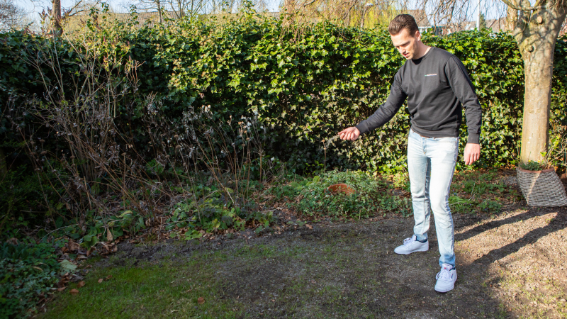 Gras inzaaien op een voorbereide bodem voor een nieuw gazon