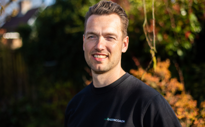 Gazonspecialist Lennart Lambooij analyseert de bodem voor een persoonlijk hersteladvies