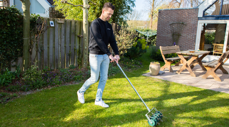 Beluchten gazon met een prikroller