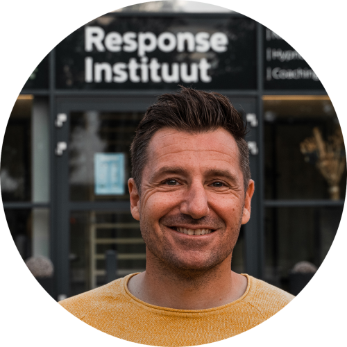 Milan Somers is een spreker, auteur en businessmentor en oprichter van het Response Instituut, een toonaangevend opleidingscentrum voor NLP en hypnose.