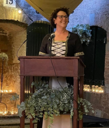 Foto van Pauline Trum als trouwambtenaar