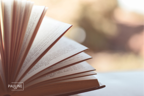 Afbeelding van een boek wat symbool staat voor het verhaal van de overledene