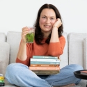 Tanja bank boeken thee Ontspannen op de bank met thee