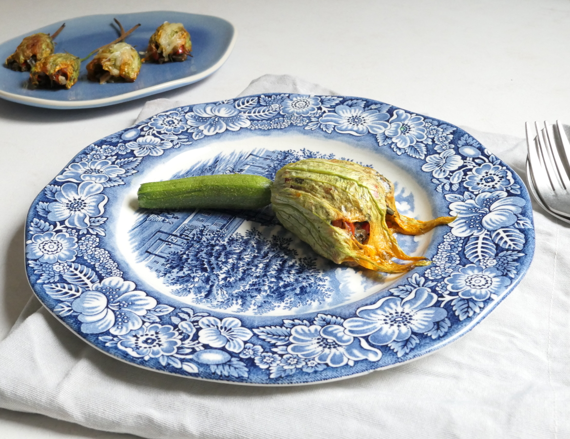 Gevulde courgettebloemen Gevulde courgettebloemen, plantaardige snack of voorgerecht