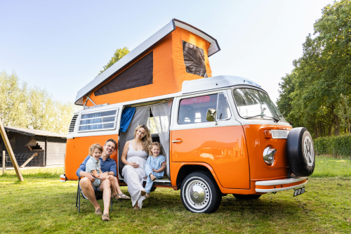 VW Camperbus oranje