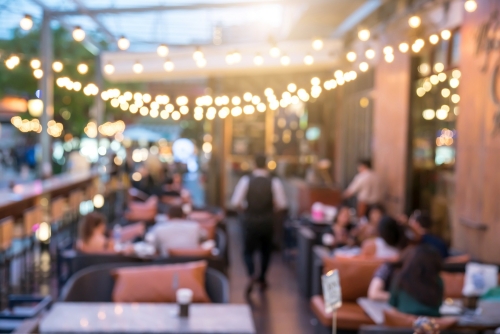 Terras met mensen en lichtversiiering