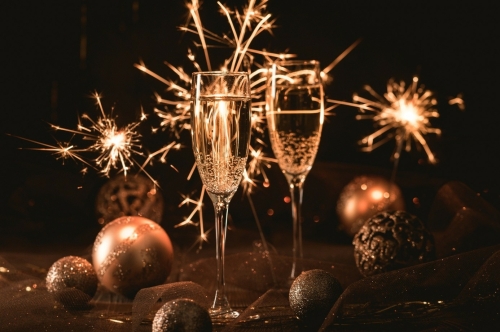 Glazen champagne, sterretjes en kerstballen