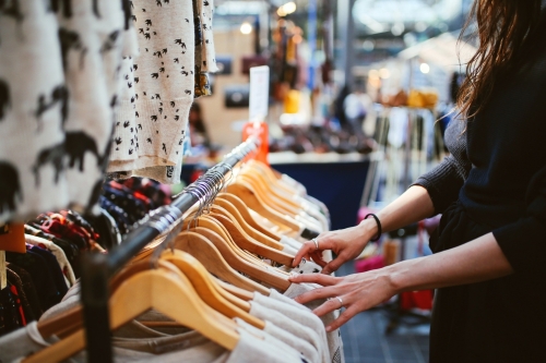 Kledingrek met kleding en klant