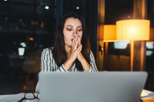 Ondernemer die nadenkt over omzet_mkb marketingpro Ondernemer peinzend achter de laptop