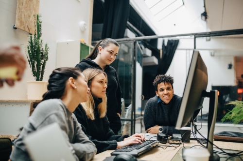Medewerkers met beeldscherm